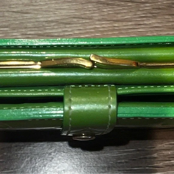 Louis Vuitton Monogram Green Vernis Kisslock Wallet - Picture 12 of 16